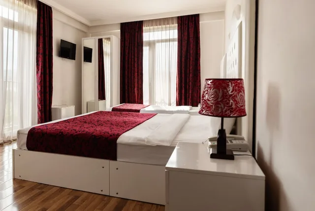 غرفة كومفورت ثلاثية بثلاثة أسرّة بإطلالة على المدينة، Grand Palace Tbilisi 2/5