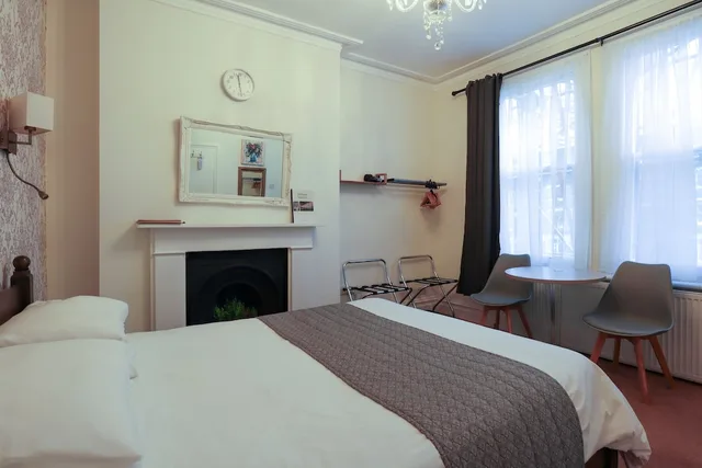غرفة بسرير كينج، Primrose Guest House 1/6