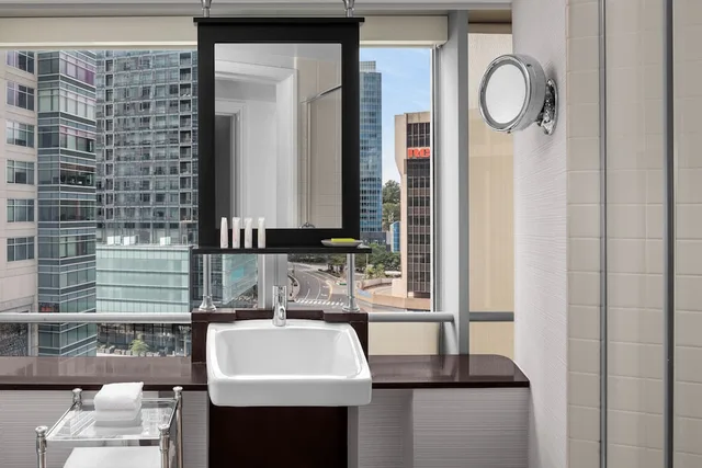 غرفة ديلوكس بسرير كينج بإطلالة على المدينة، Le Meridien Arlington 5/5