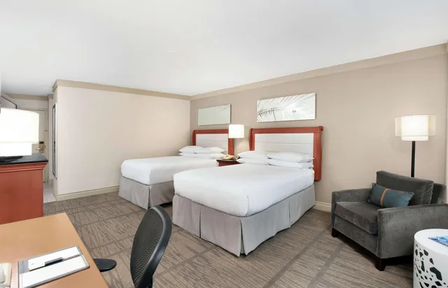 junior suite, multiple beds، DoubleTree by Hilton Hotel Miami Airport and Convention Center 2/3
