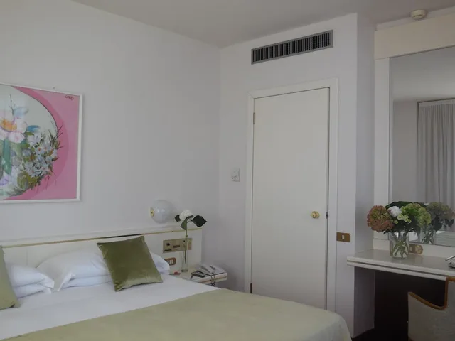 غرفة عائلية بسرير مزدوج وسرير فردي، Starhotels Cristallo Palace 1/10