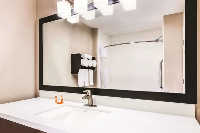 Room, King Bed, La Quinta Inn & Suites by Wyndham Rockport - Fulton 6/6