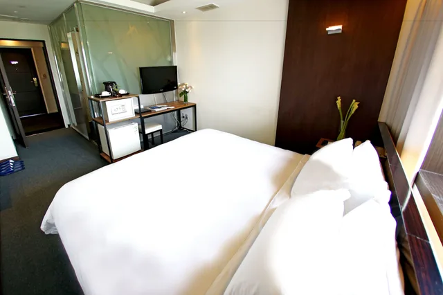 غرفة سوبيريور بسرير كوين بإطلالة على المدينة، The Riverside Hotel 1/1