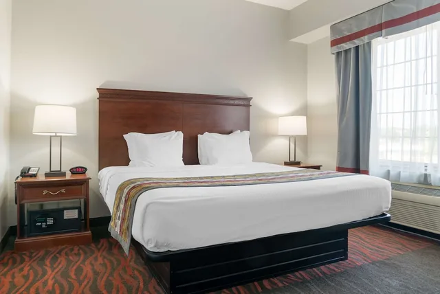 جناح بسرير كينج بحوض جاكوزي، Executive Inn & Suites 1/4