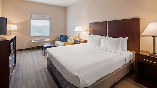 غرفة بسرير كينج وسريرين مزدوجين، Best Western Tampa 2/5