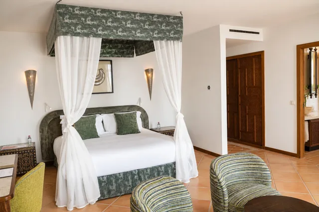 جناح بإطلالة على البحر بشرفة، Miramar Beach Hotel 1/5