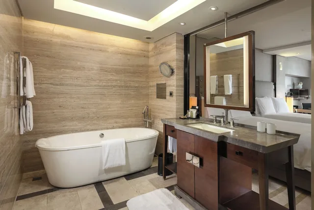 غرفة تنفيذية بسريرين منفصلين مع دخول صالة النادي، Hilton Beijing Wangfujing 7/10