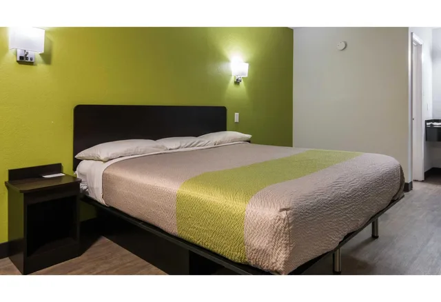 Room, King Bed, Smoking, Motel6 Irving, TX - Loop 12 2/10