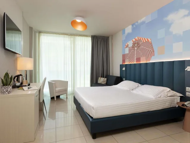 Superior, Twin Beds, Lateral Side Sea View, Balcony، MERCURE RIMINI ARTIS 2/5