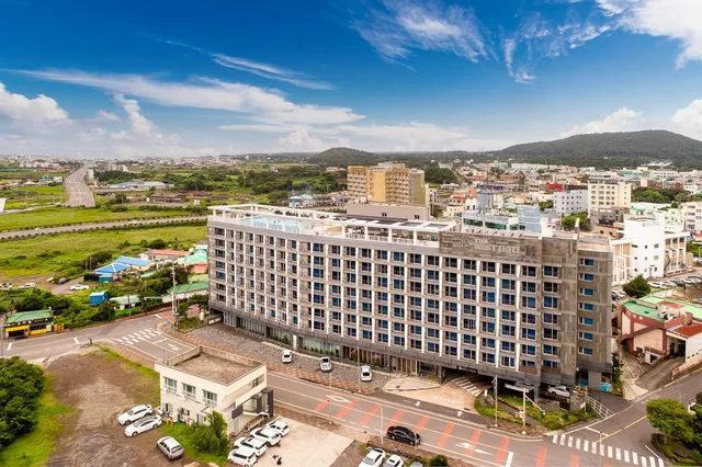 غرفة بريميير بسرير كينج بإطلالة على المدينة بحوض استحمام، The Best Jeju Seongsan Hotel 1/1