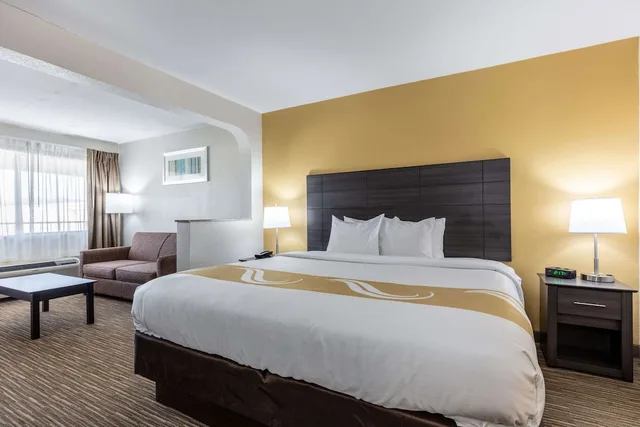 غرفة بزنس بسرير كينج مع أريكة، Quality Inn Southaven - Memphis South 1/2