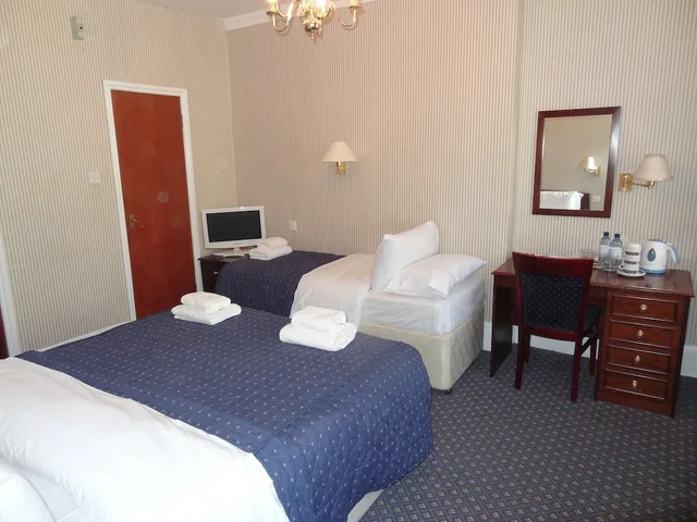 Family, 1 Double and 3 Single Beds، Regency House 2/3