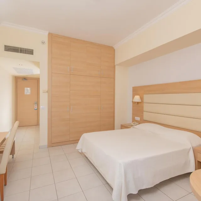 غرفة بسريرين منفصلين بإطلالة على المسبح، Belair Beach Hotel 2/6
