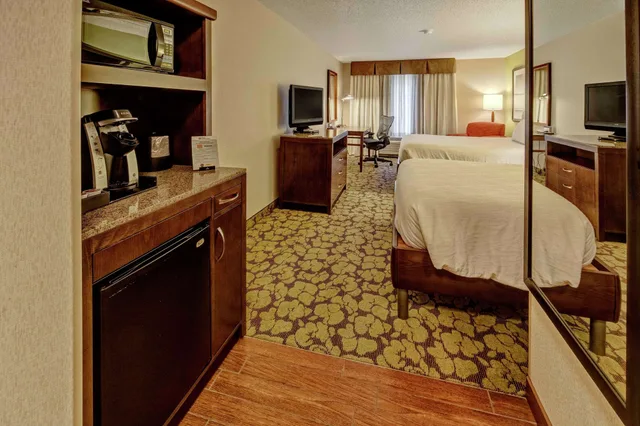غرفة بسريرين كوين بحوض جاكوزي لذوي الإعاقة، Hilton Garden Inn Minneapolis Eden Prairie 3/5