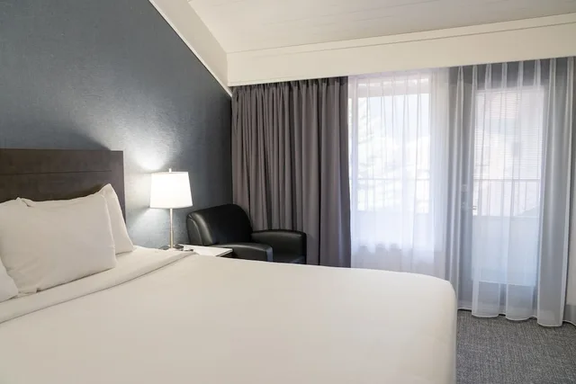 جناح سوبيريور بسرير كينج وسرير كوين بغرفتي نوم، Red Carpet Inn Banff Hotel 3/4
