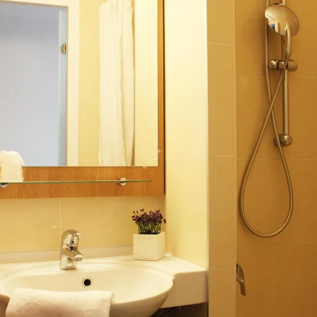 غرفة كلاسيكية رباعية، B&B Hotel La Rochelle Centre 10/10