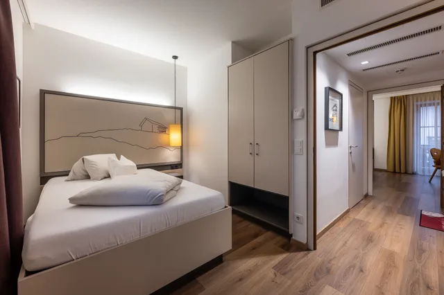جناح بسرير كينج وسرير فردي بغرفتي نوم، HOTEL POST 1/4