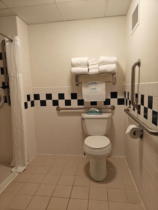 غرفة بسرير كينج لذوي الإعاقة، Americinn By Wyndham Belle Fourche 7/9