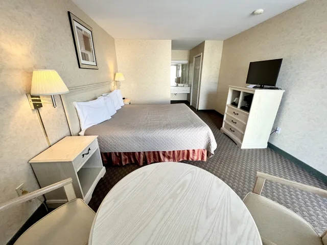 Standard, King Bed, Courtyard Area، Court Plaza Inn & Suites 4/6