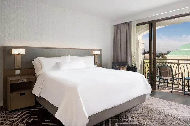 1 Bedroom, Suite, King Bed, Theme Park View, Balcony، The Westin Anaheim Resort 2/10