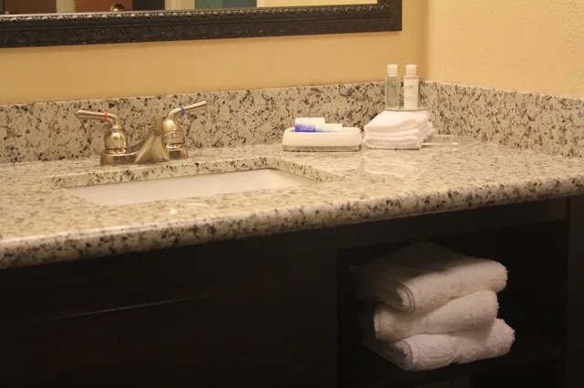 غرفة قياسية بسرير كينج، Best Western Slidell Hotel 6/8