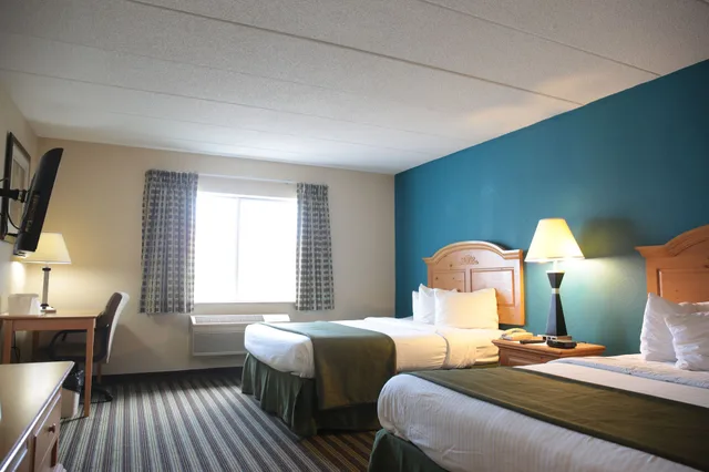 غرفة قياسية بسريرين كوين، American Inn and Suites Peosta, IA 1/3