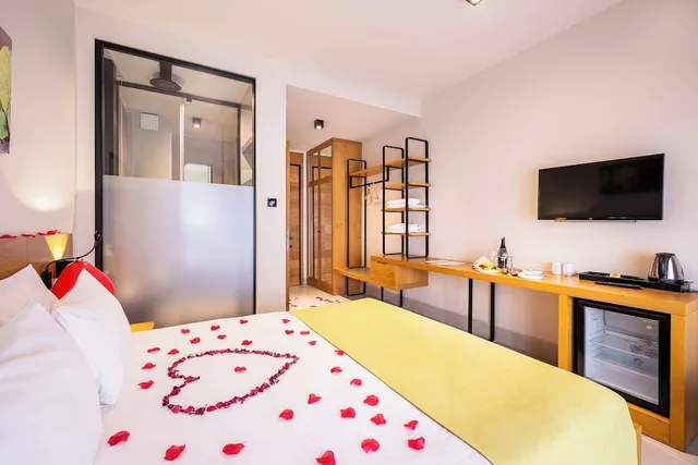 غرفة بريميوم بسرير مزدوج بإطلالة جزئية على البحر، Lei Hotel 3/6
