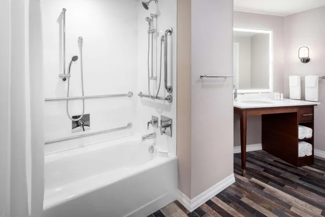 جناح استوديو بسرير كينج مع أريكة لذوي الإعاقة، Homewood Suites By Hilton Boston Seaport Ma 3/4