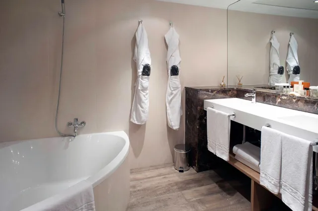 Sagrada Familia, Suite, King Bed, Sofa، El Avenida Palace 2/3