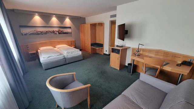 غرفة بسرير مزدوج مع أريكة، Hotel Panorama Hamburg-Harburg 6/7