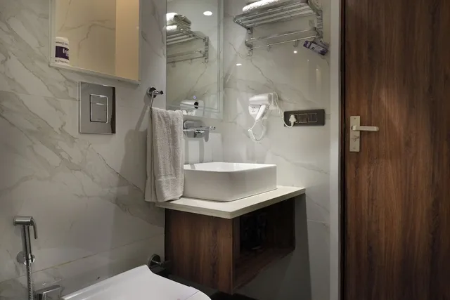 غرفة ديلوكس بسرير كينج، HOTEL GRAND PLAZA. 8/8