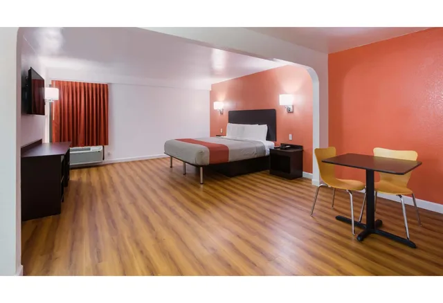 غرفة بسرير كينج للمدخنين، Motel6 Suwanee GA - Gwinnett Center 4/4