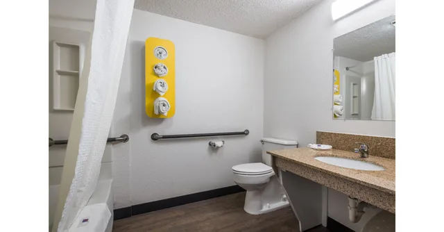 غرفة بسرير كوين لذوي الإعاقة، Motel6 Bridgeview, IL 5/5