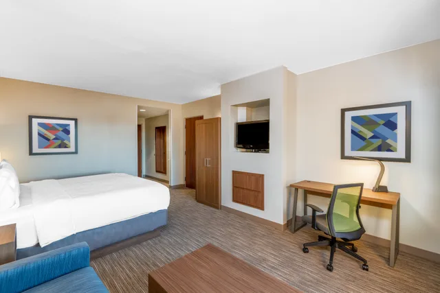غرفة بسرير كينج لذوي الإعاقة، Holiday Inn Express Hotel Suites St George North 2/3