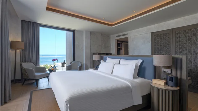 غرفة تنفيذية بسرير كينج، Pullman Lombok Merujani Mandalika Beach Resort 2/5