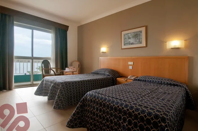 غرفة قياسية بسريرين منفصلين بإطلالة على البحر، Qawra Palace Resort & Spa 5/7