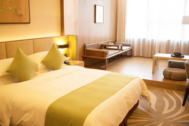 غرفة ديلوكس بسرير كينج للمدخنين، Ramada by Wyndham Leshan 1/10
