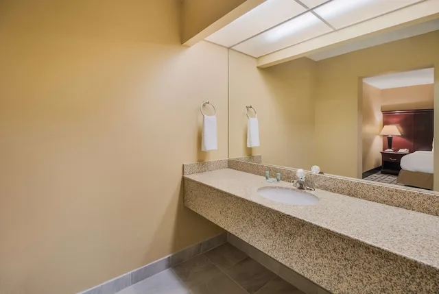 غرفة قياسية بسرير كينج لذوي الإعاقة، Best Western University Inn 7/7