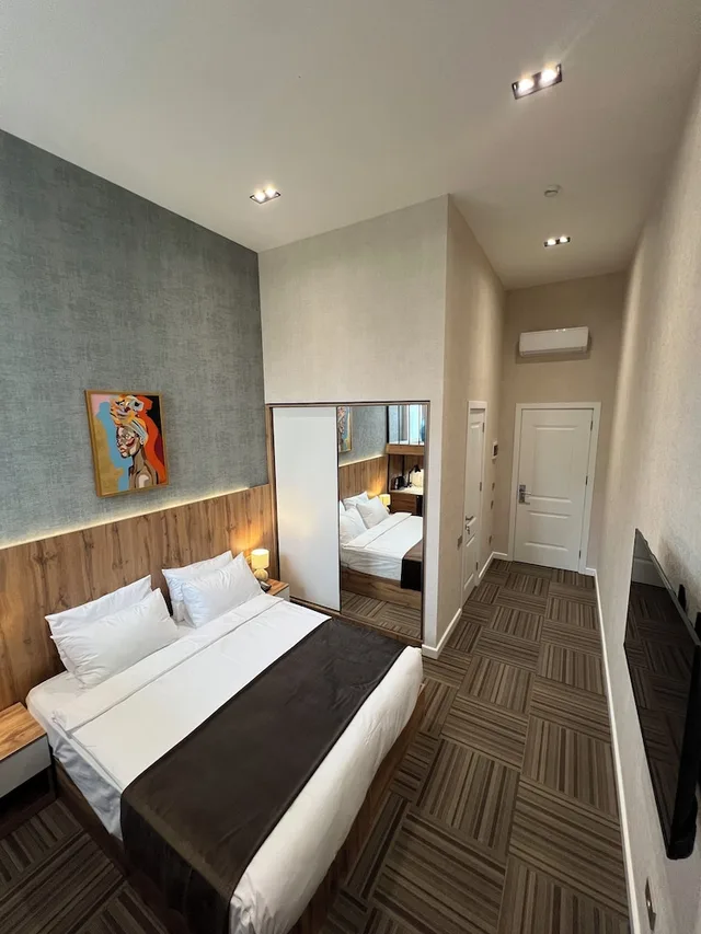 غرفة بسرير كوين وسريرين منفصلين بإطلالة على المدينة، Ferma Art Hotel boutique 1/2