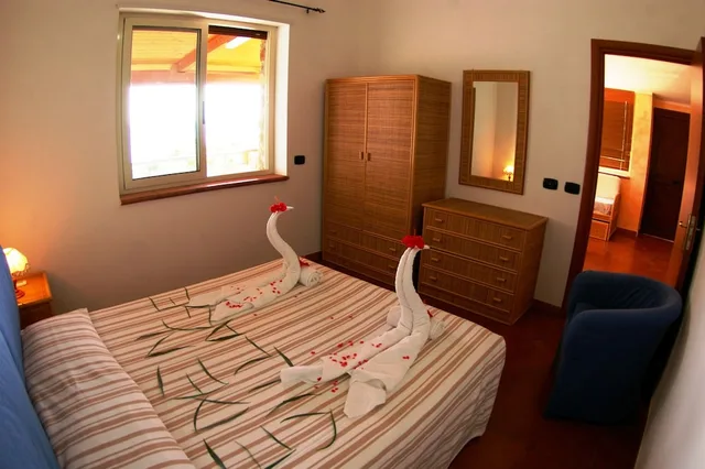 شقة كومفورت بسريرين منفصلين بإطلالة على البحر بغرفتي نوم مع أريكة، Hotel Village Eden 1/2
