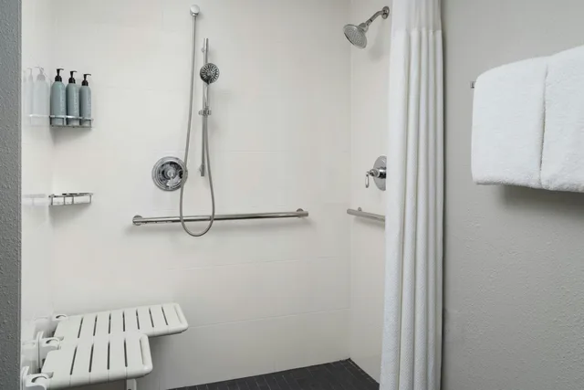 جناح بسريرين مزدوجين بإطلالة على الفناء بغرفة نوم واحدة بغرفتين مع أريكة، Courtyard by Marriott Birmingham Hoover 4/5
