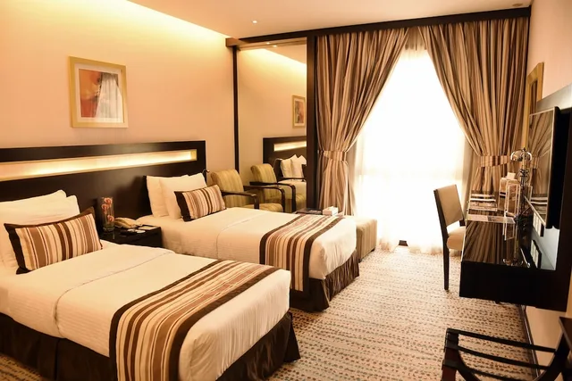 غرفة قياسية بسرير كينج، Golden Tulip Bahrain 6/10