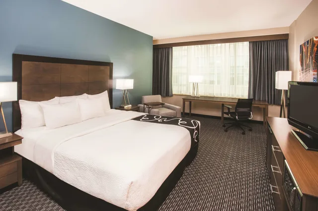 غرفة ديلوكس بسرير كينج، La Quinta Inn Suites By Wyndham Chicago Downtown 3/10