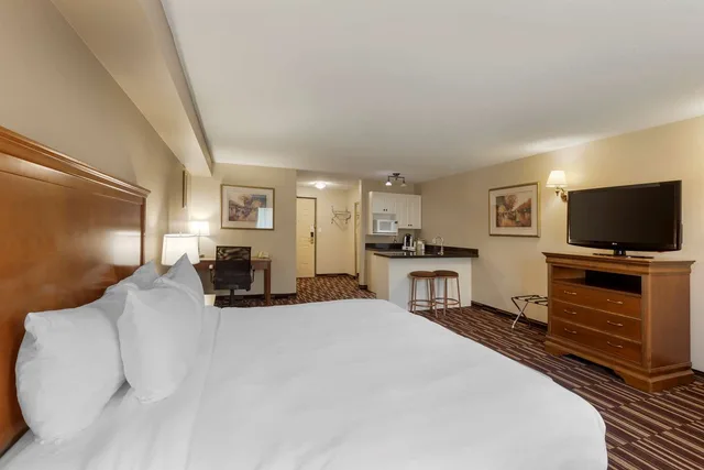 غرفة بسرير كينج، Best Western Plus Orillia Hotel 6/8