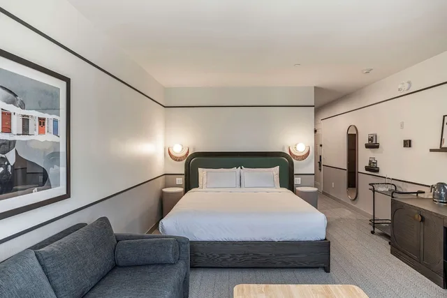 جناح استوديو أساسي بسرير كينج مع أريكة، The Westley Calgary Downtown, Tapestry Collection by Hilton 2/4