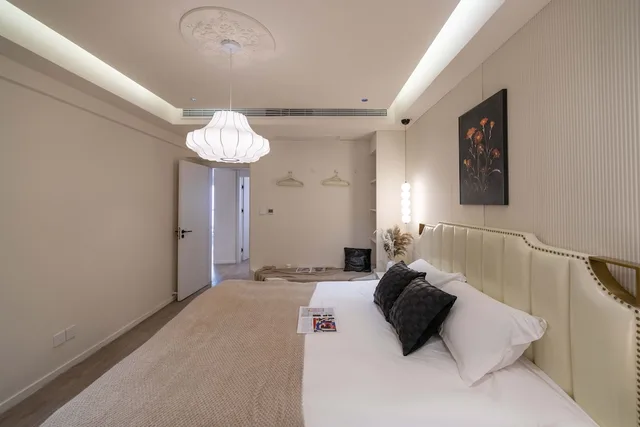 2 Bedrooms, Senior, Apartment, 1 Queen and 2 Double Beds, Bathtub, Book and Bed-People's Square 6/10