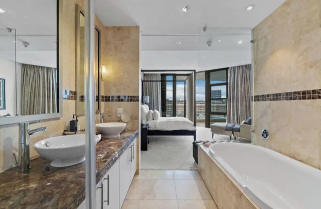 غرفة بريميير فاخرة بسريرين منفصلين وسريرين كينج وسرير كوين وسريرين منفصلين بـ3 غرف نوم، Mountain Marina Luxury Apartments 3/4