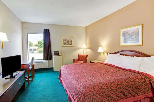 غرفة بزنس بسرير كينج، Days Inn & Suites by Wyndham Louisville SW 1/2