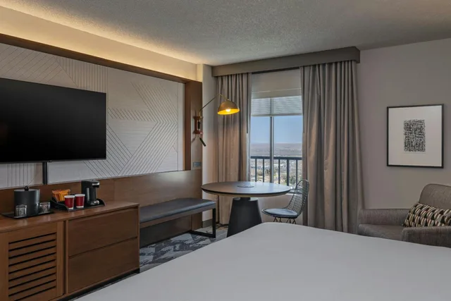 غرفة بسرير كينج، Sheraton Albuquerque Airport Hotel 13/17