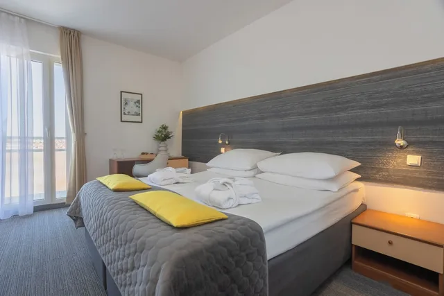 غرفة اقتصادية بثلاثة أسرّة بشرفة، Hotel Punta Vodice 3/10